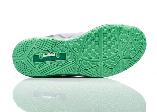 Lebron_11_Low_Easter_100_outsole_0052_FB_28297