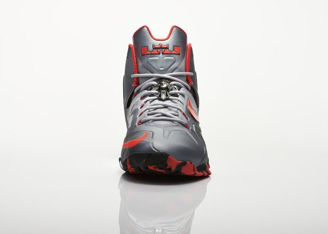 Su14_BB_Lebron11_Elite_642846_001_Return_front_0020_27984