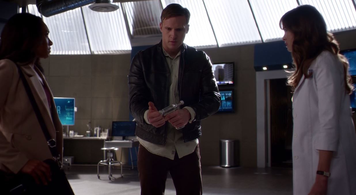 The Flash Review: 2.14: Escape from Earth-2